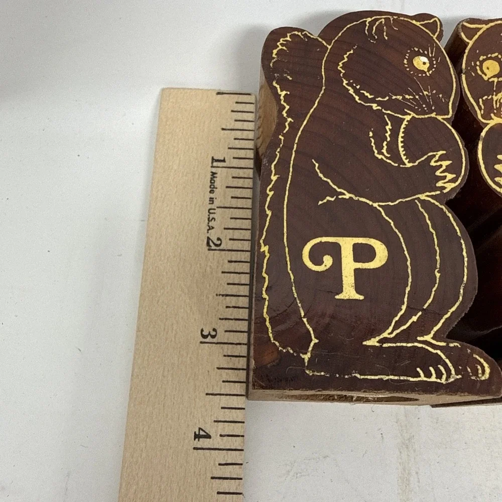Wooden SQUIRREL salt and pepper Shakers Belfast Maine Perrys Nuthouse VTG Brown
